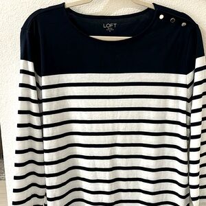NWT Loft 3/4 Long Sleeve Lightweight T-Shirt Crew Neck 3 Buttons on Shoulder